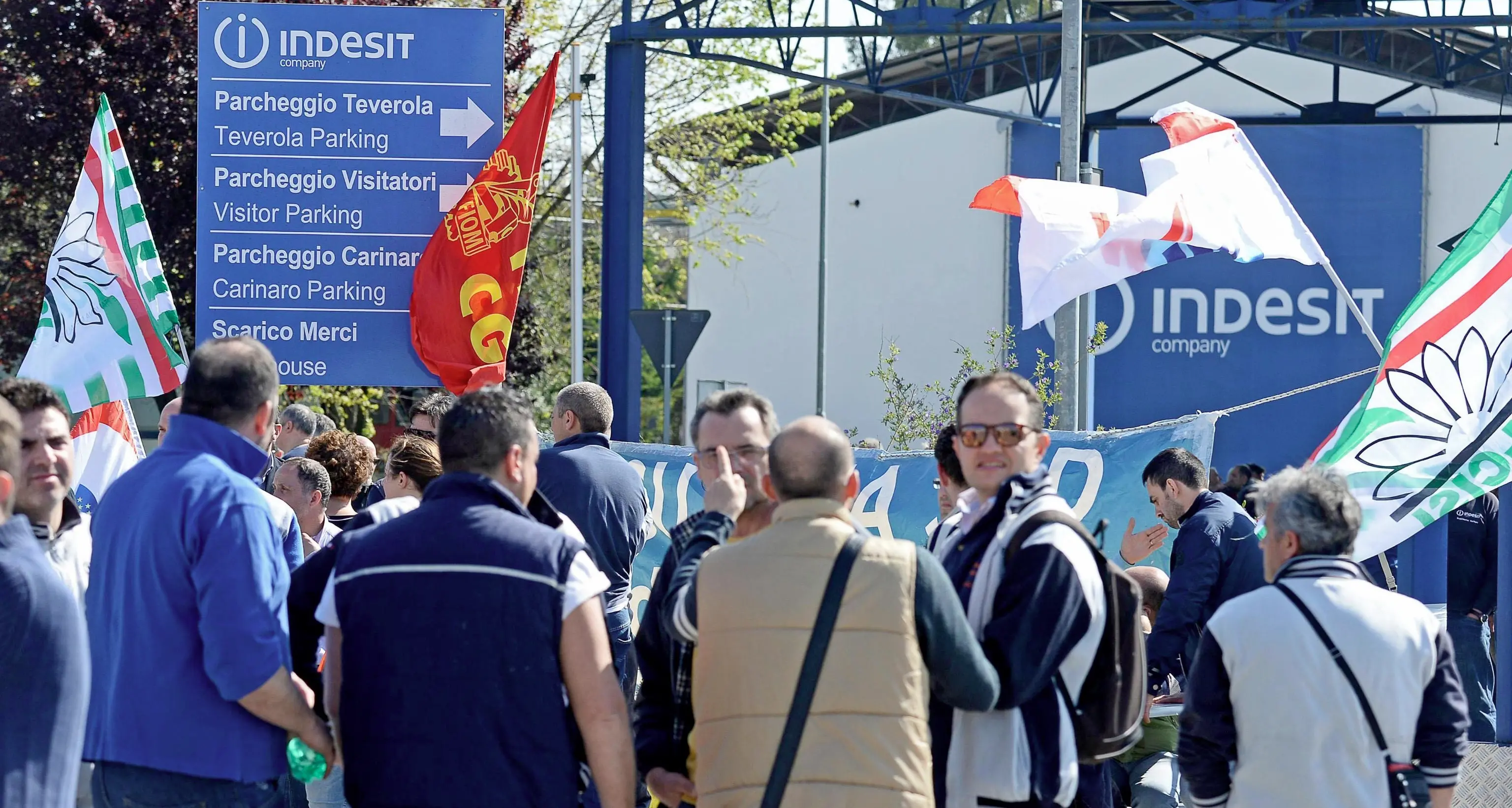 Chiusure Whirlpool, i sindacati contro l'azienda: accordo tradito