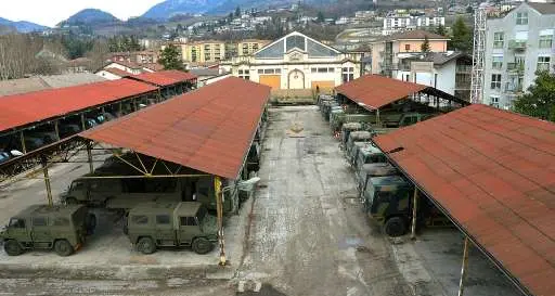 Molotov contro la caserma degli alpini I carabinieri: seguiamo tutte le piste