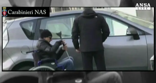Falsi invalidi: medico si finge paraplegico, arrestato
