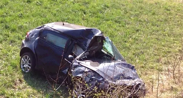Fuori strada per evitare una volpe due giovani miracolati a Cavedago