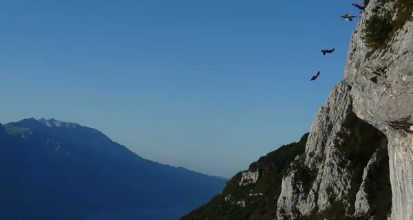 Precipita dal monte Brento, base jumper grave