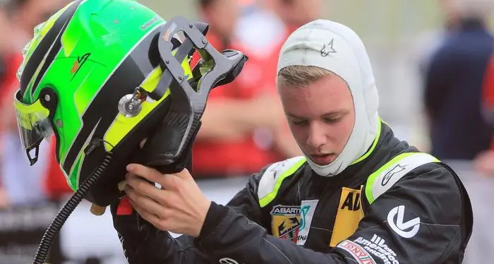 Schumacher jr ci sa fare: all'esordio subito un trofeo