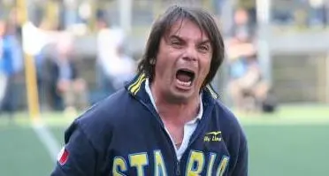 Corre sotto la curva sud allenatore finisce in ospedale