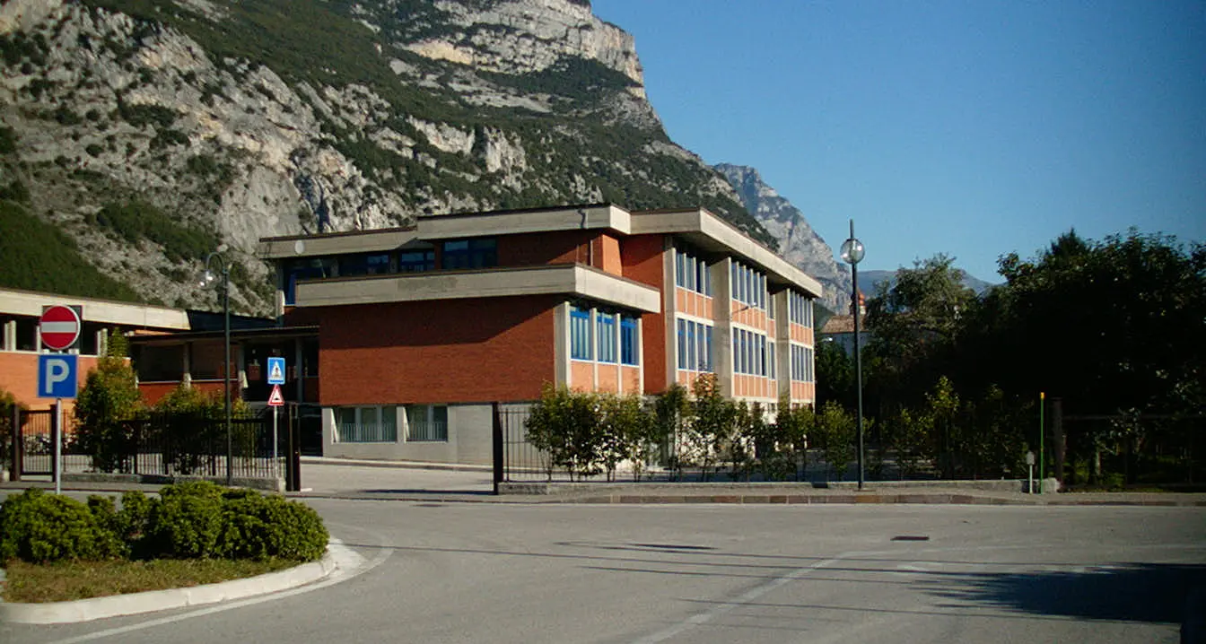 Cadono i calcinacci, paura alle medie di Dro