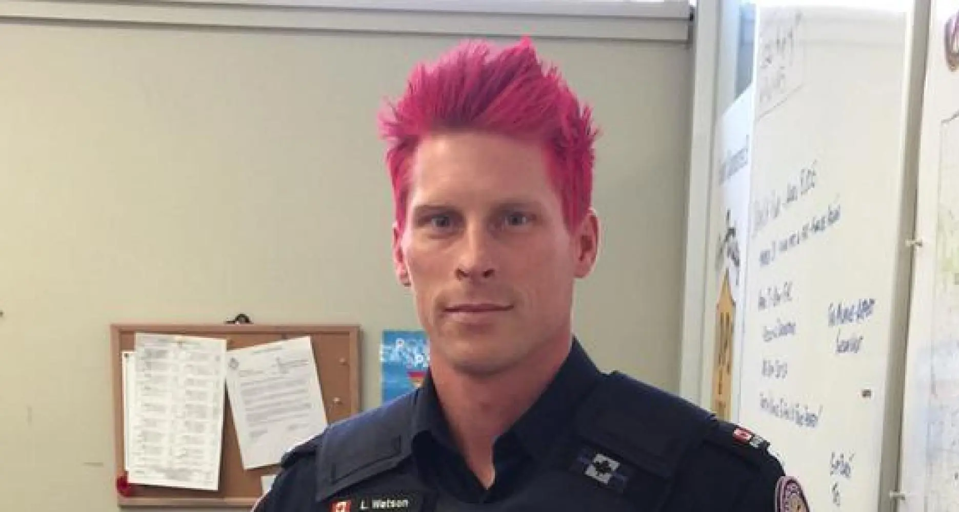 Capelli rosa contro l'omofobia Il poliziotto diventa una star