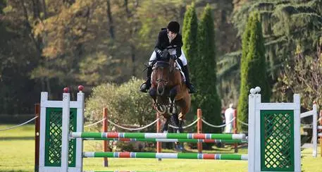 Ragazza di 22 anni muore in gara schiacciata dal cavallo
