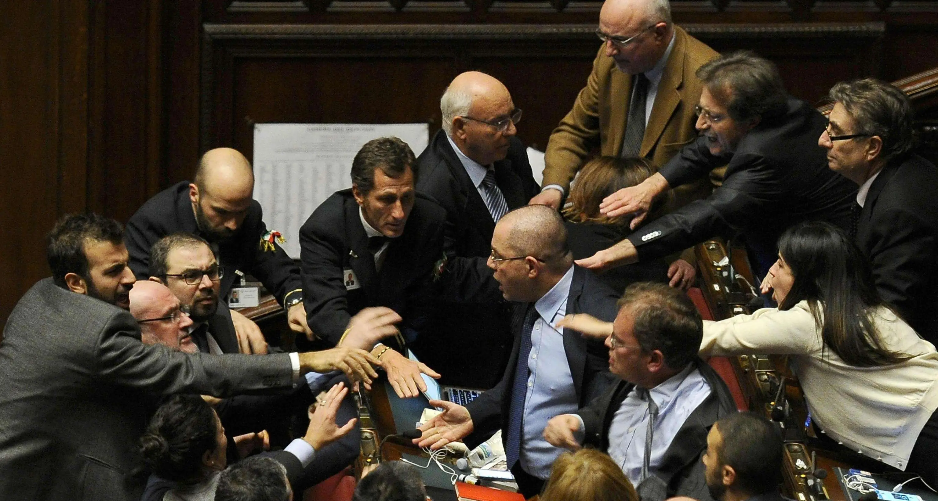 Riforme, rissa alla Camera: in onda far west Montecitorio