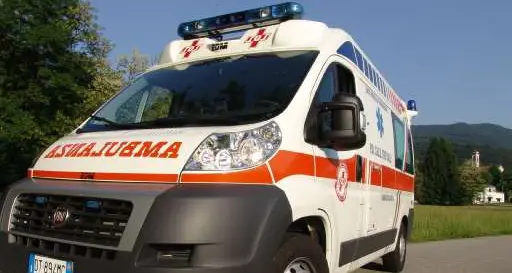 Levico: vigile seda lite tra studenti, poi viene strattonato e investito da un'auto