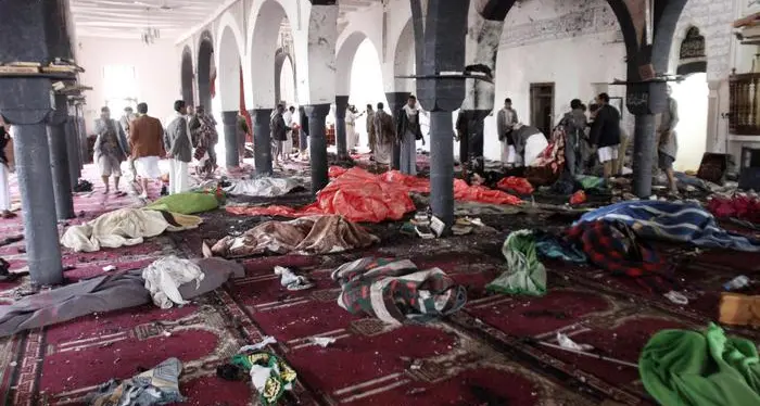 Yemen, orrore nelle moschee: i terroristi uccidono 137 fedeli