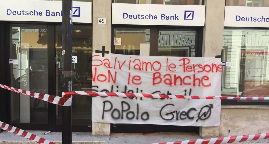 «Forza Tsipras, basta austerità» Presidio alla Deutsche Bank