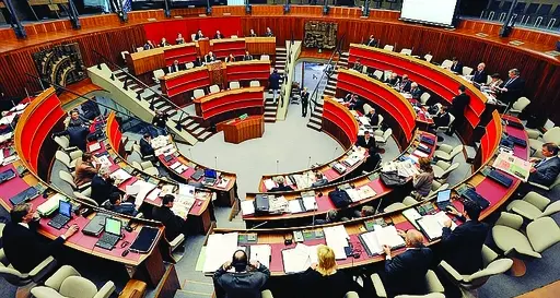 Vitalizi giù, la gente protesta