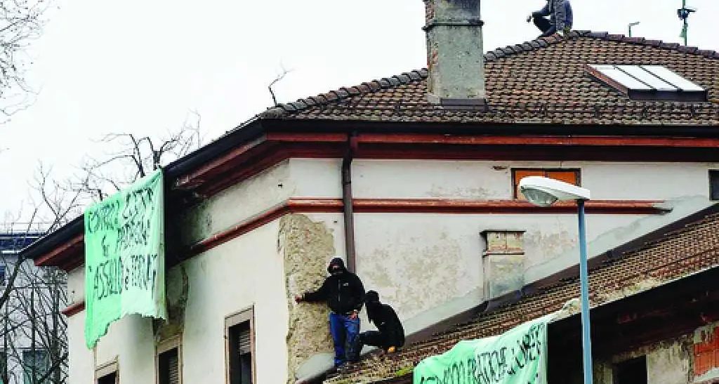 L'ex asilo resta occupato. Per ora niente sgombero