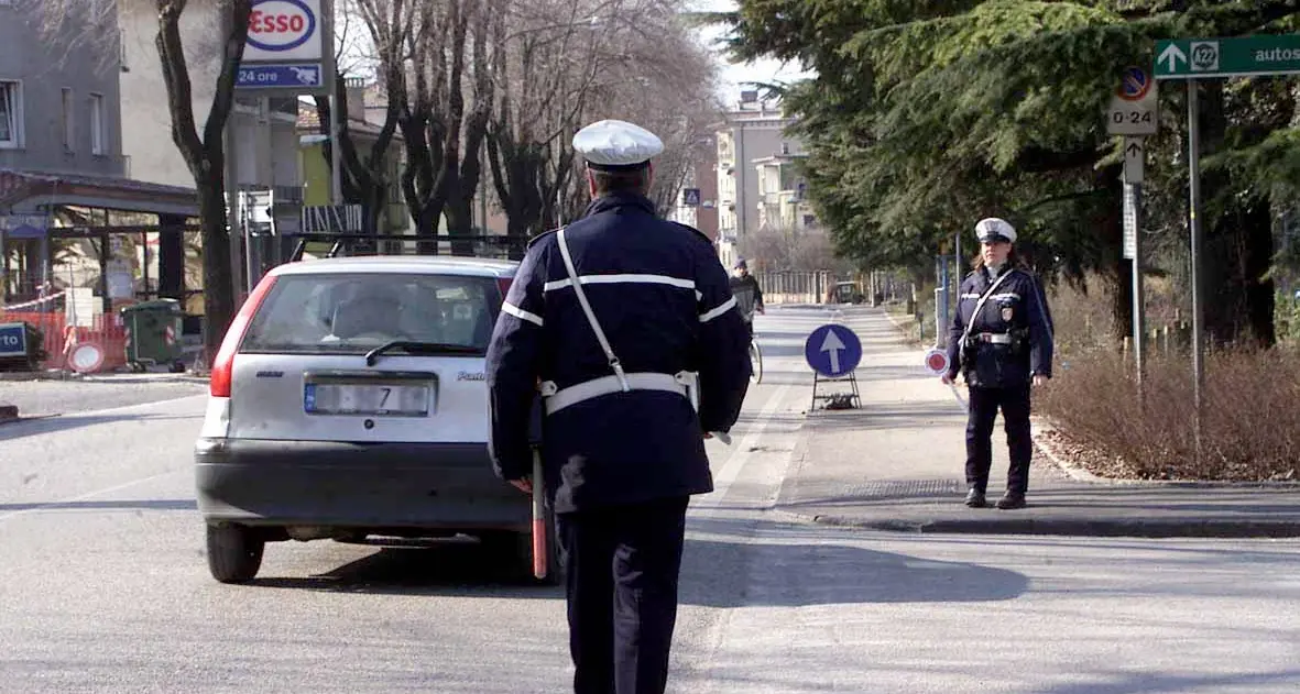 Targa falsa e niente assicurazione: automobilista 54enne nei guai
