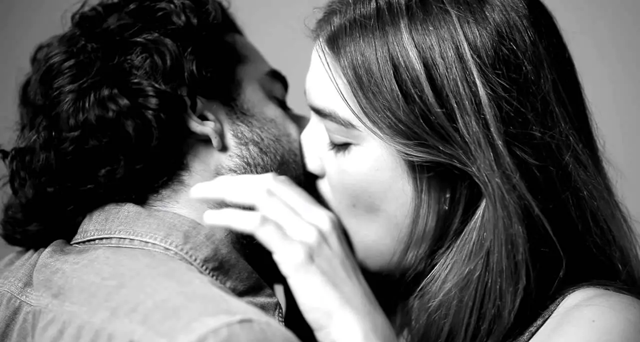 «First Kiss», il primo bacio tra due sconosciuti