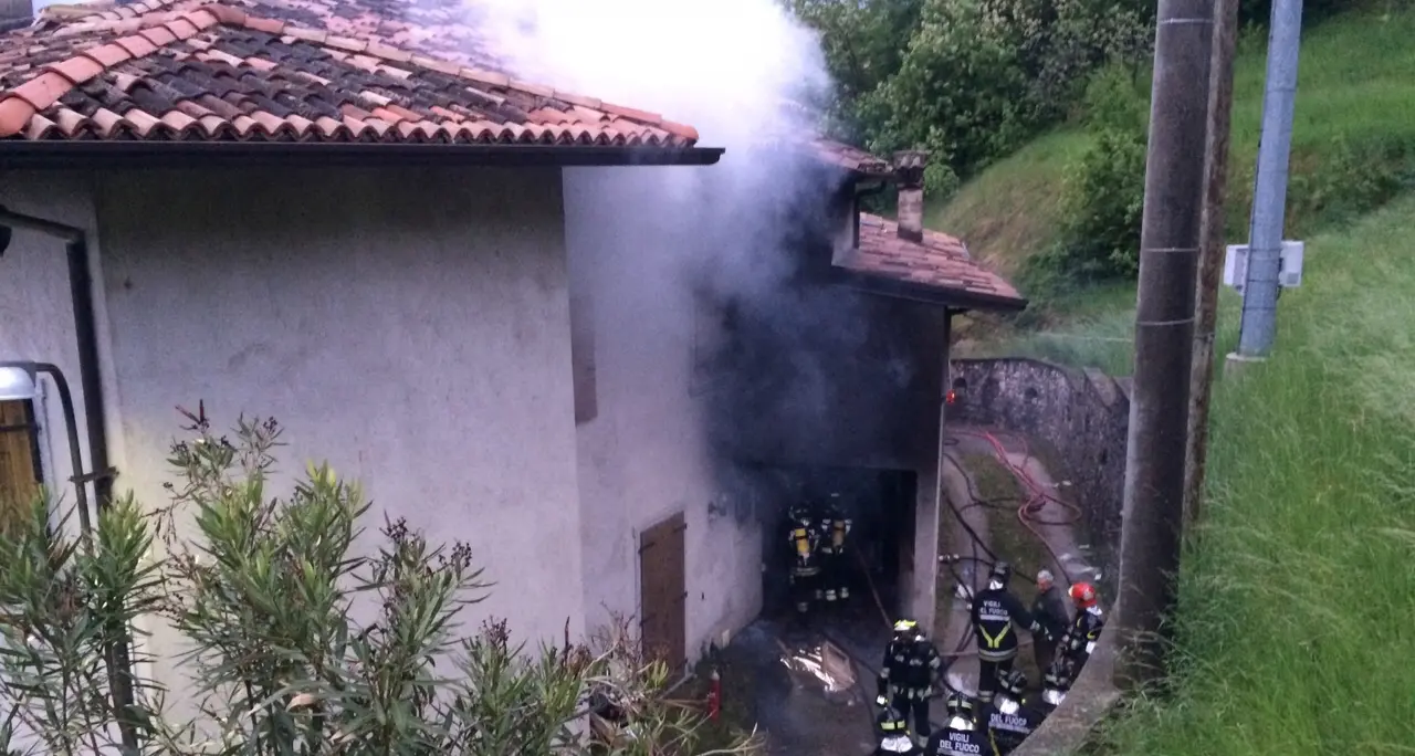 Riva, due incendi in poche ore, a Tremosine muore un 91enne