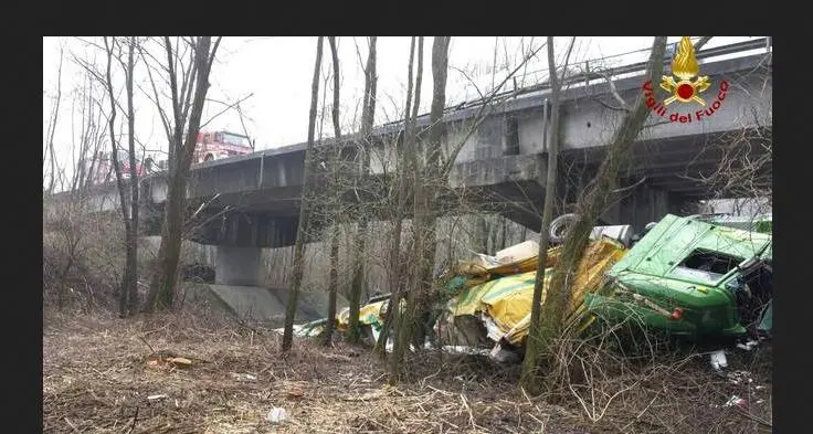Primolano, Tir vola dal viadotto: autista ferito