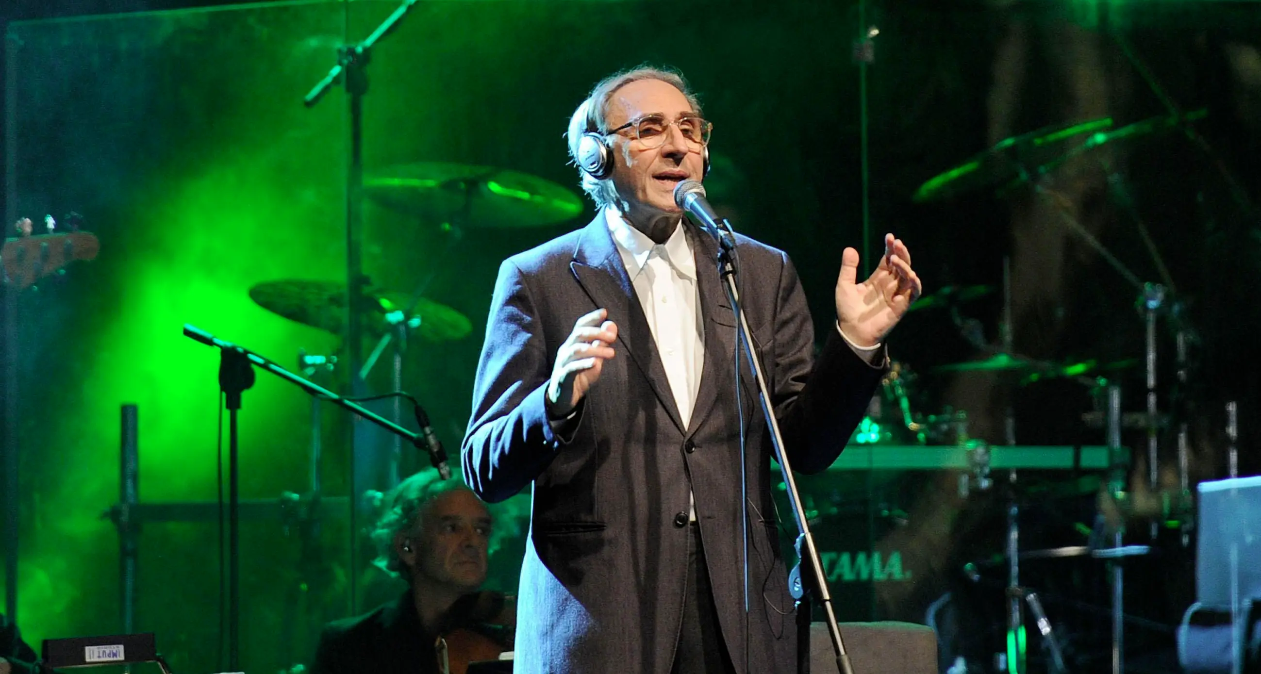 Battiato cade sul palco: femore rotto