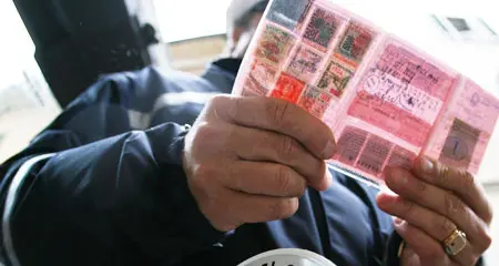 Guida per oltre 24 ore Fermato, camionista «crolla»