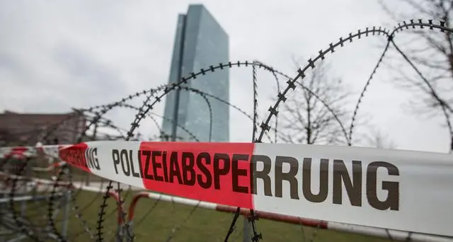 La Bce inaugura la sede, fuori proteste anti-austerity