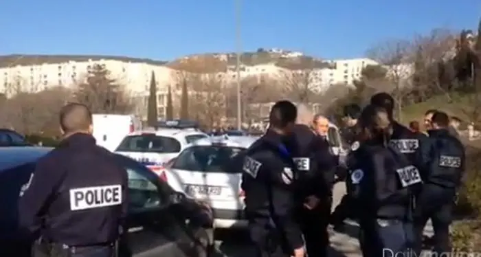 Incappucciati sparano con kalashnikov, bloccato intero quartiere a Marsiglia