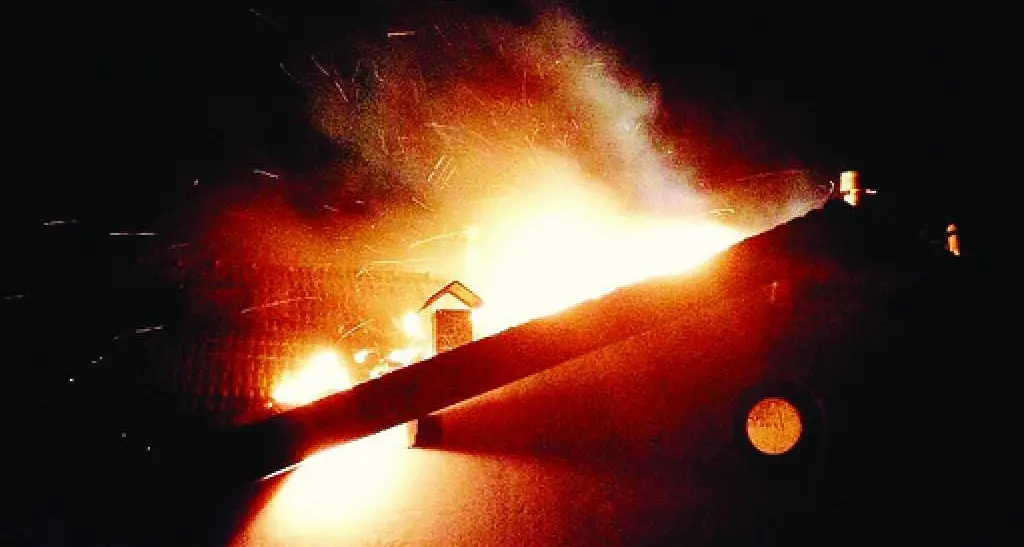 Tetto in fiamme a Grumo, quattro famiglie sfollate