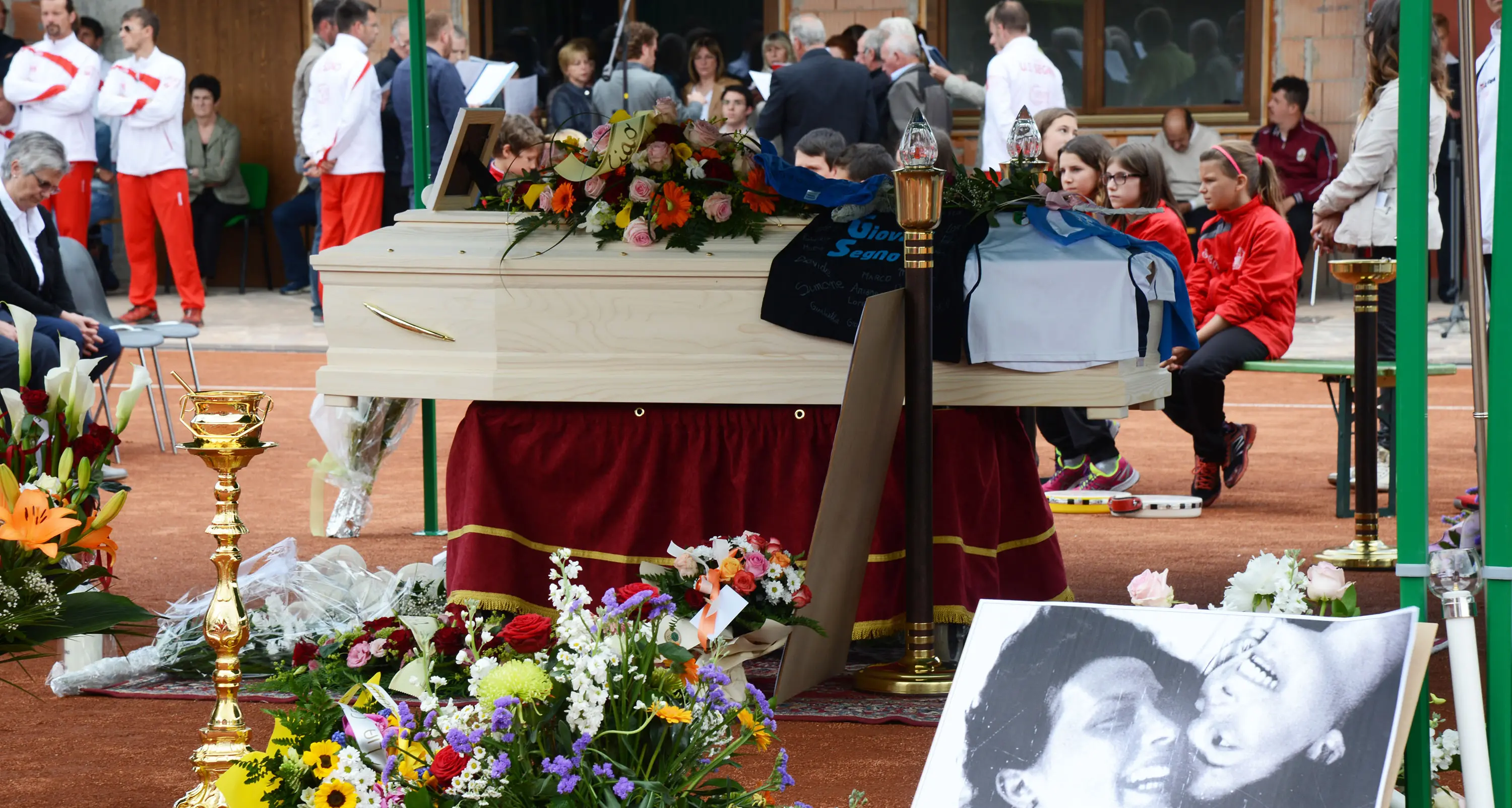 Ciao Alice, il tuo sorriso ci accompagnerà Una folla per l'ultimo abbraccio