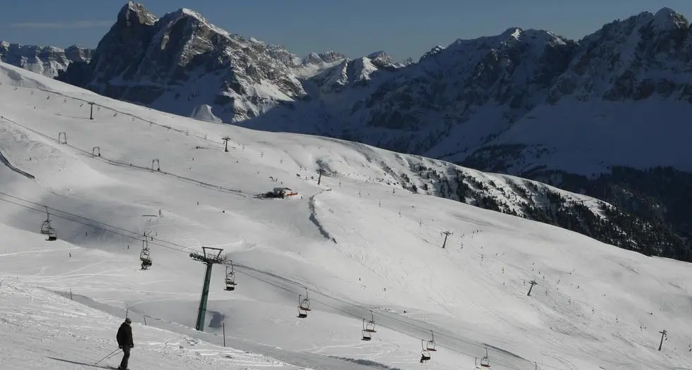 Plose, schianto con gli sci contro un albero Turista muore davanti ai figli