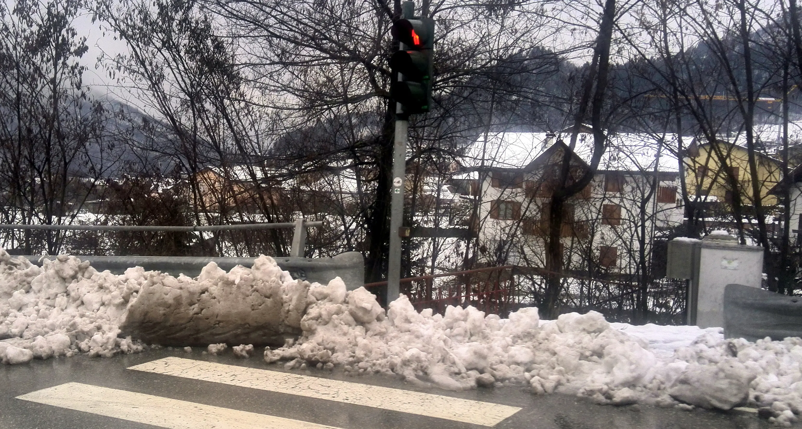 La nevicata in Valsugana, strade pulite (tardi) e marciapiedi inagibili