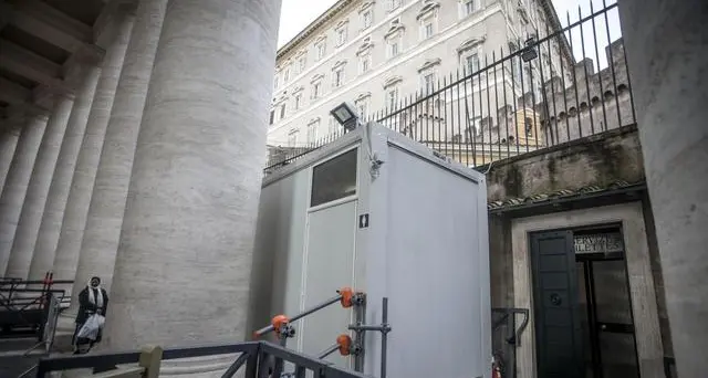 Pronte le docce per i senzatetto volute dal Papa a piazza S. Pietro