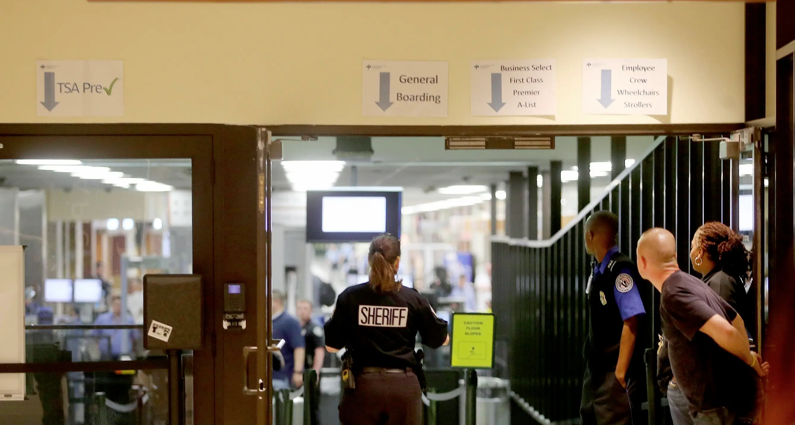 New Orleans, con un machete semina il panico in aeroporto