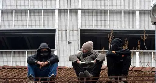 Anarchici sul tetto dell'ex asilo Bloccata via Manzoni