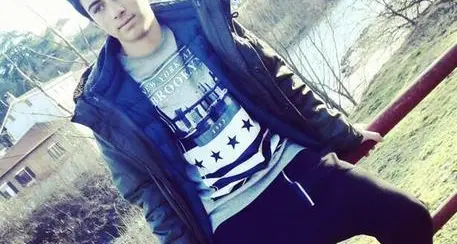 Auto pirata uccide 15enne, grave la madre
