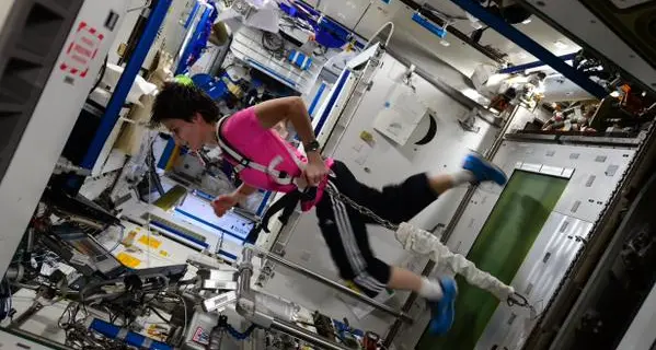 Samantha resta nello spazio un mese in più del previsto