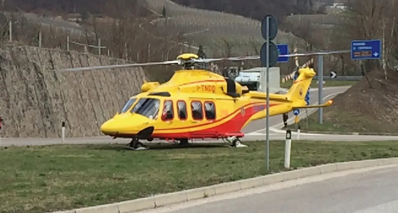 Niente piazzola, l'elicottero scende in strada