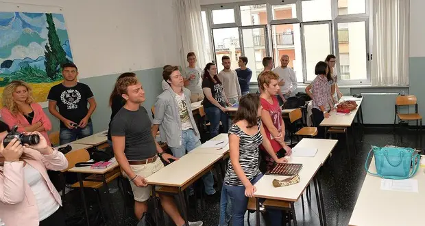 Scuola: da selfie a tweet, parole ora ammesse pure nei compiti