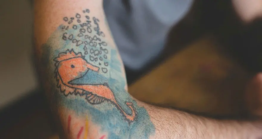 I disegni del figlio tatuati sulle braccia