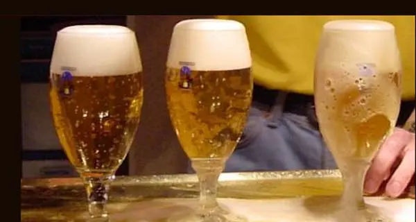 È ai domiciliari, ma si rilassa al bar