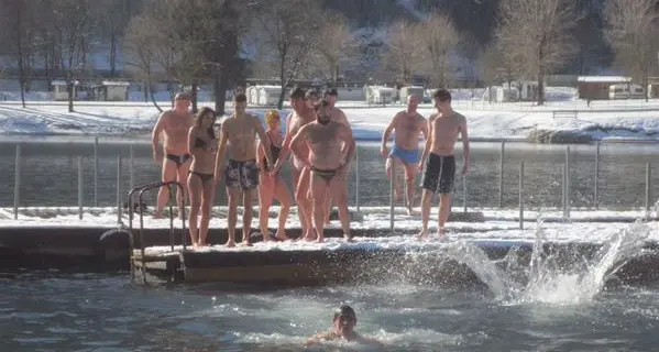 \"Tuffo della merla\", spettacolo questa mattina nel lago di Ledro