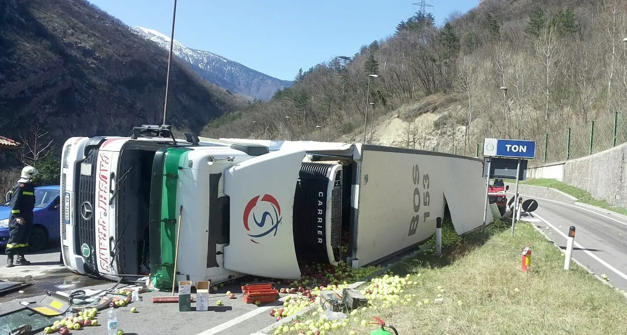 Un tir di mele si ribalta alla Rocchetta: caos traffico