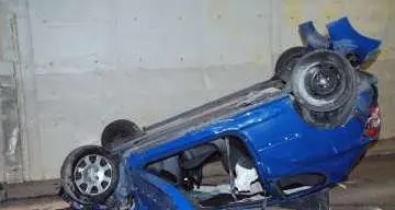 Auto si cappotta, tre giovani feriti