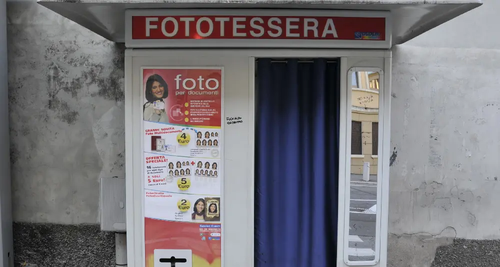 Tenta di forzare l'apparecchio per le fototessere, arrestato
