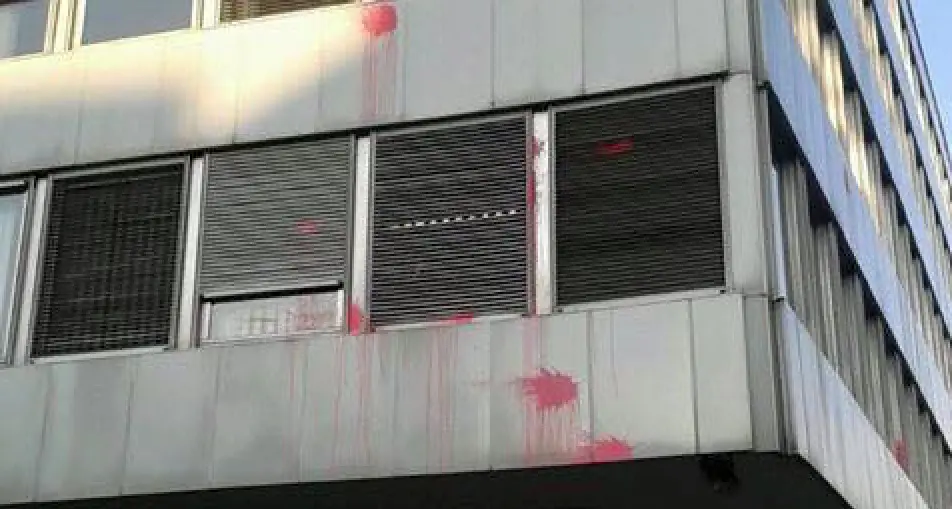 Nella notte vernice rossa sul palazzo della Regione