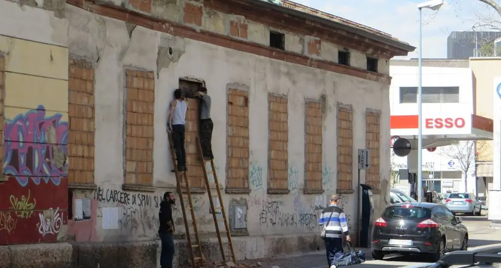 Anarchici al «lavoro» a Trento per liberare l'ex asilo di via Manzoni