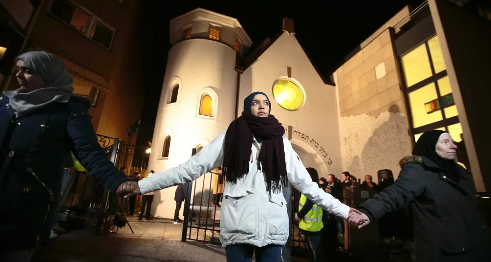 Oslo, «anello di pace» con ebrei e musulmani