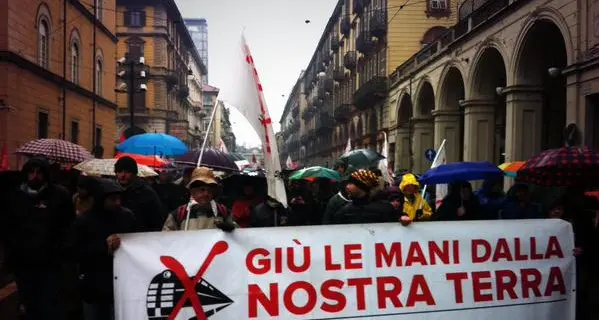 Torino, in piazza contro la Tav: «I soldi pubblici si spendano meglio»