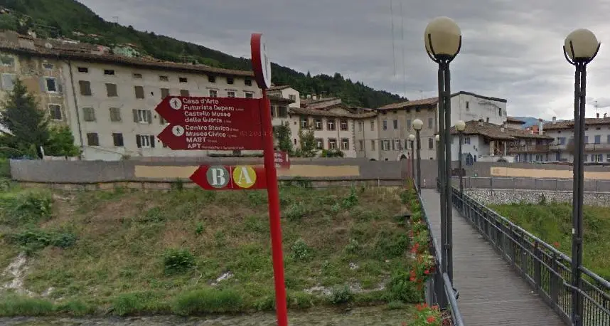 Scippata in bici, recupera subito la borsa rubata