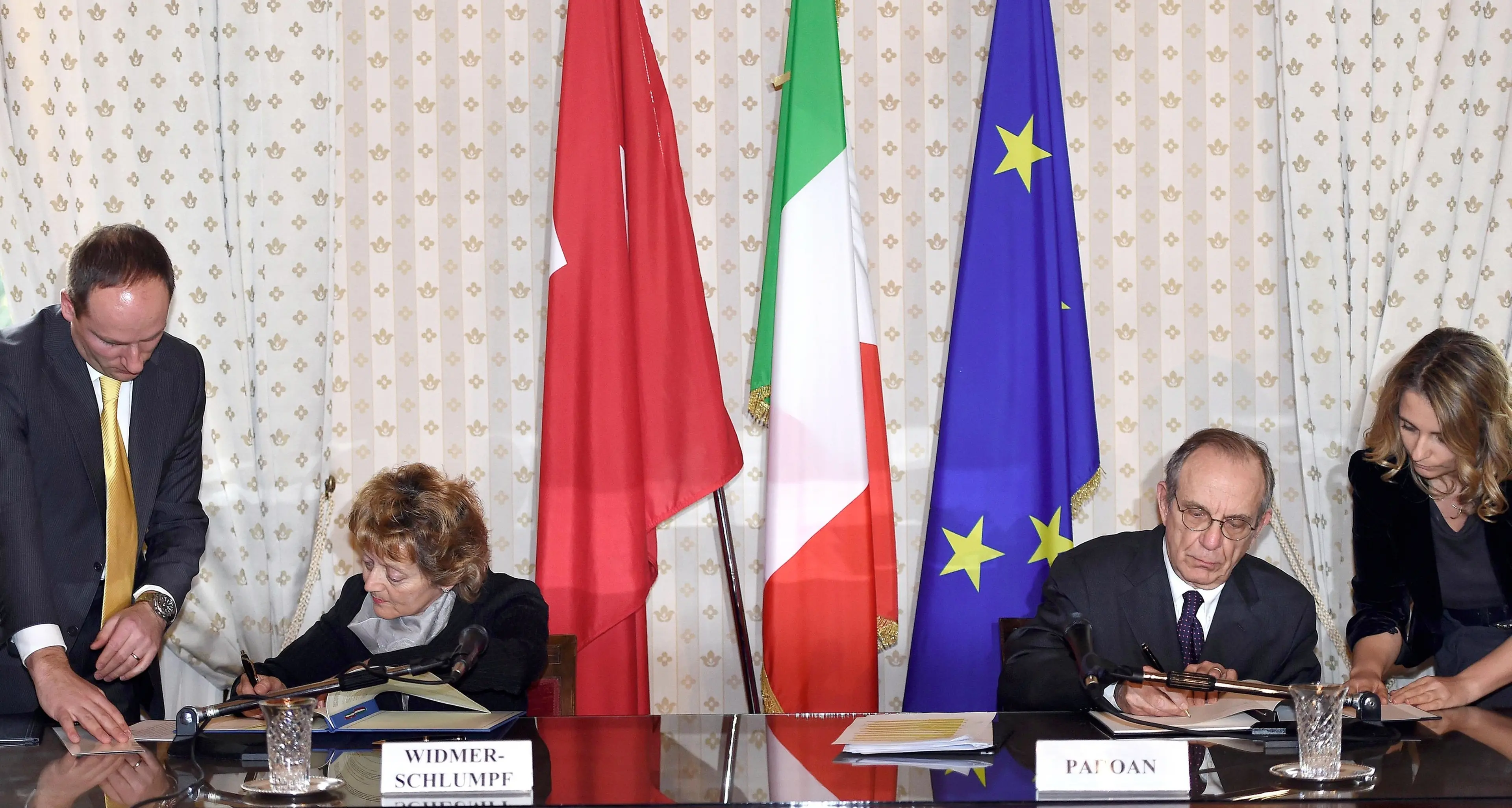Firmato l'accordo Italia Svizzera Un faro sui capitali nascosti