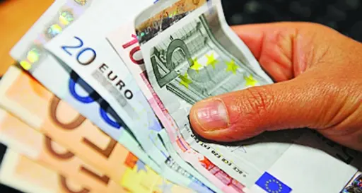 Figlie lavoratrici, il padre paga ancora
