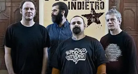 99 Posse: «Onore a chi lotta, più bastoni, meno tastiere!»