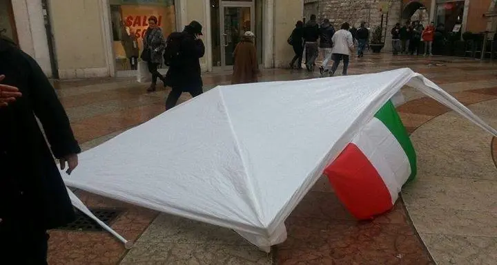 Assalto al gazebo di Fratelli d'Italia in piazza Pasi